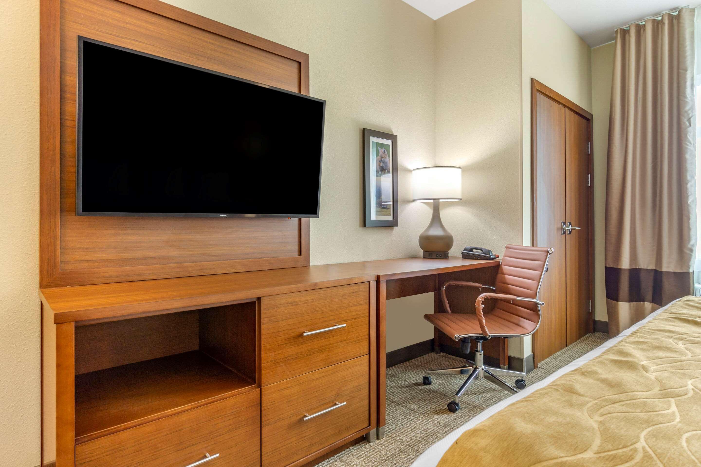 Comfort Inn & Suites Lakewood By Jblm Esterno foto