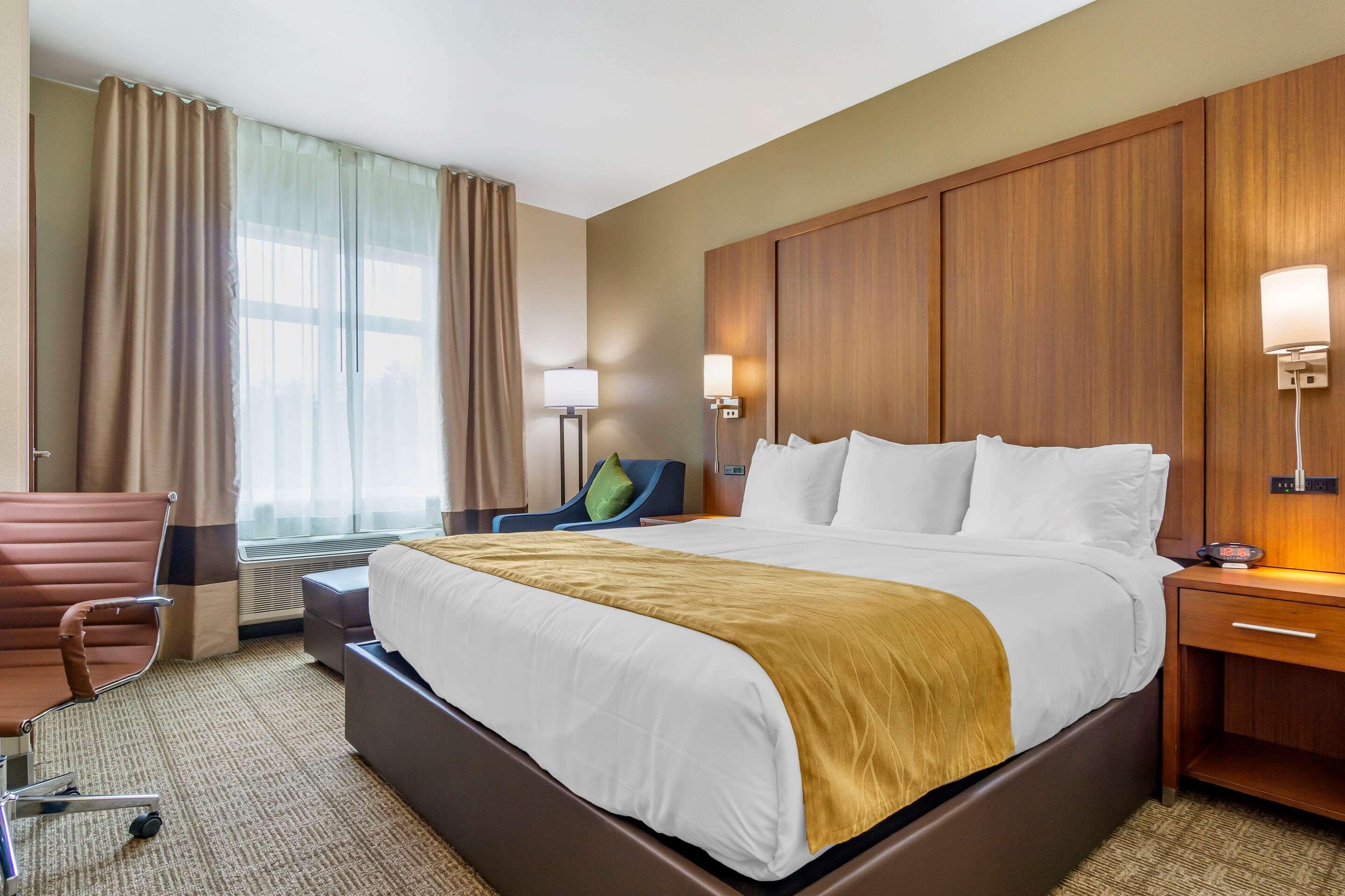Comfort Inn & Suites Lakewood By Jblm Esterno foto