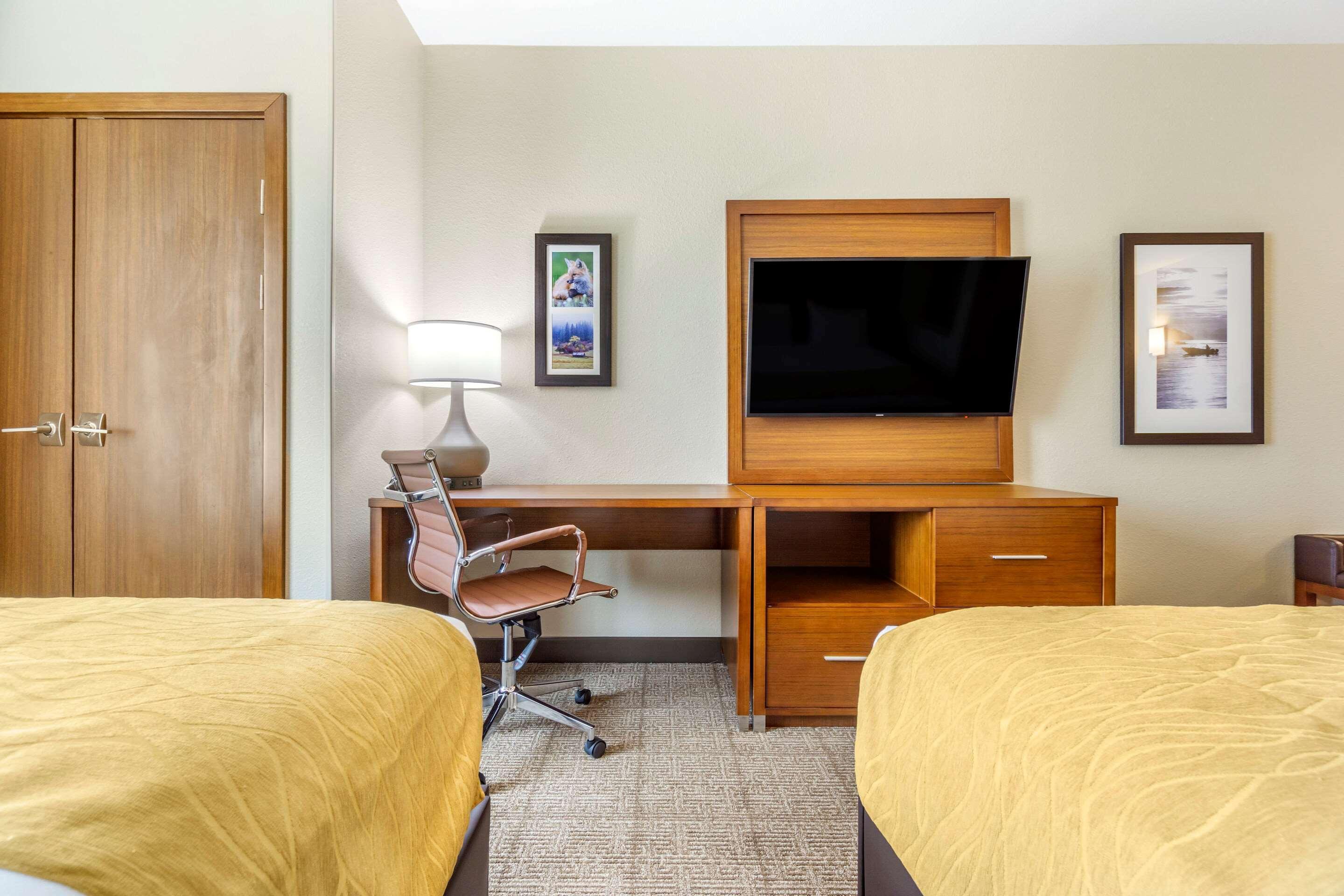 Comfort Inn & Suites Lakewood By Jblm Esterno foto