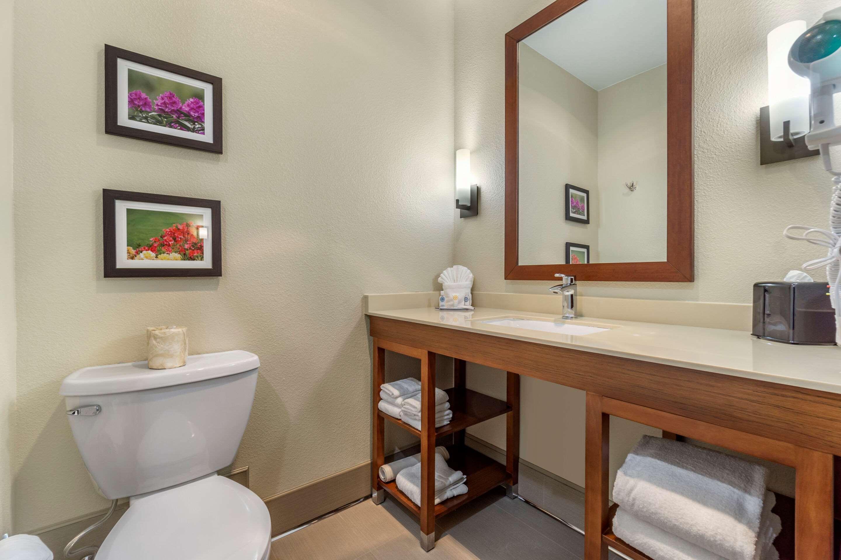 Comfort Inn & Suites Lakewood By Jblm Esterno foto