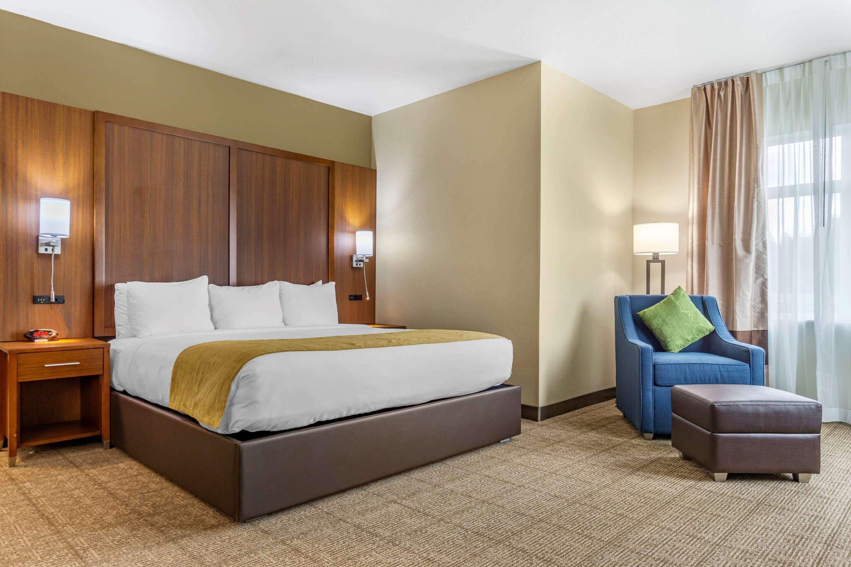 Comfort Inn & Suites Lakewood By Jblm Esterno foto