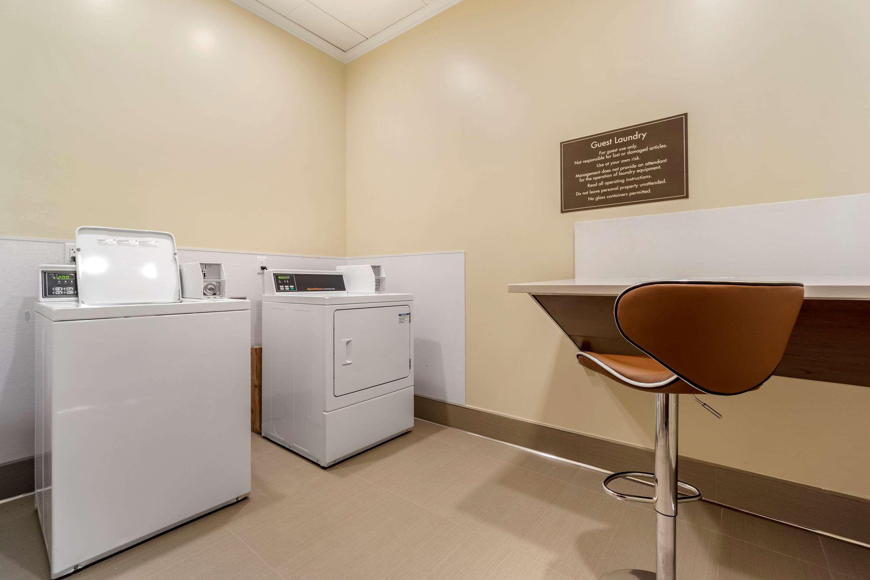 Comfort Inn & Suites Lakewood By Jblm Esterno foto